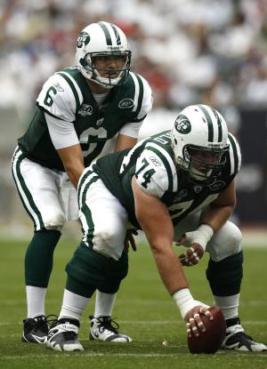 Jets center Nick Mangold wears NYPD hat to honor weekend's slain cops