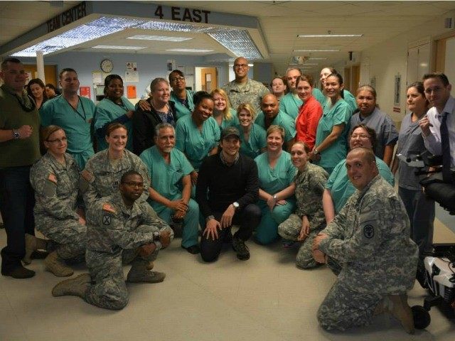 Bradley Cooper Surprises Veterans at 'American Sniper' Screening - Breitbart News