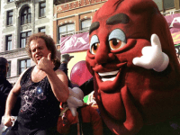 Richard Simmons and California Raisin (Ezio Petersen / UPI)