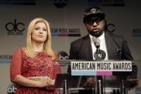 Kelly Clarkson covers Tracy Chapman hit 'Give Me One Reason'