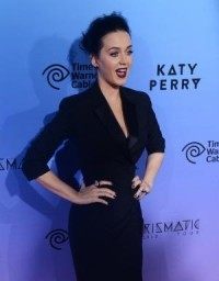 Katy Perry keeping hair black in mourning for tour end