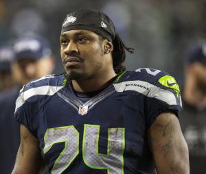 Seattle Seahawks running back Marshawn Lynch breaks up fight outside bar
