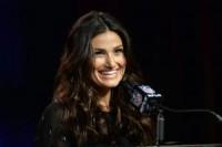 Idina Menzel has new, blonde hair à la Queen Elsa