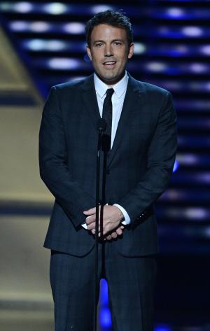 Zack Snyder tweets 'Batman v. Superman' teaser ahead of Monday's trailer release