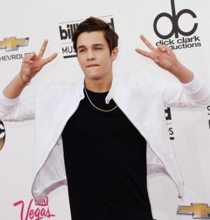 Austin Mahone confirms he's dating Becky G