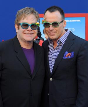 Elton John supports Bruce Jenner in anticipated gender transition