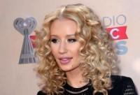 Britney Spears and Iggy Azalea come in for a kiss