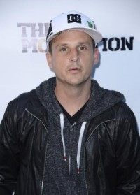 A genie in a bottle helps Rob Dyrdek propose to girlfriend