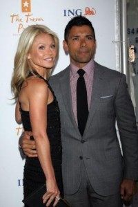 Watch Mark Consuelos bench-press wife Kelly Ripa