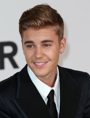 Justin Bieber crashes high school prom