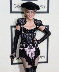 Madonna follows Hollywood trend, dyes hair pink