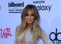 Jennifer Lopez debuts bob, gets confetti-bombed at airport