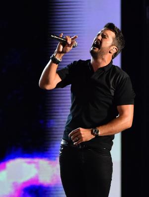 Luke Bryan uses unreleased song as tour opener