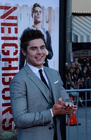 Zac Efron, Robert De Niro go shirtless on 'Dirty Grandpa' set