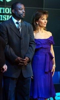 LeVar Burton to executive produce 'Roots' remake