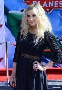 Ashlee Simpson shows off pregnant belly, frequents ballet-inspired fitness class