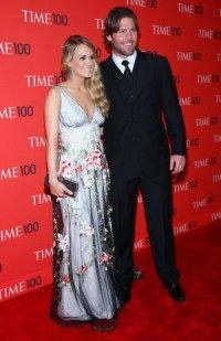 Carrie Underwood shares post-baby vacation selfie