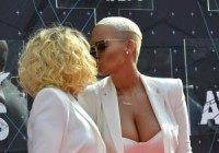 Amber Rose kisses Blac Chyna at 2015 BET Awards