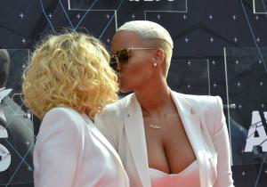 Amber Rose kisses Blac Chyna at 2015 BET Awards
