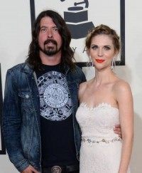 Dave Grohl breaks leg during concert; returns to finish show