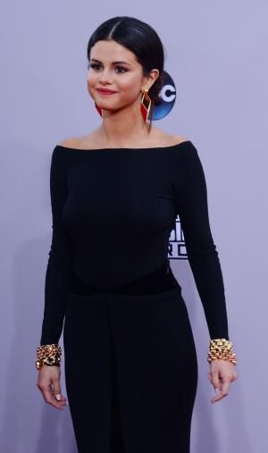 Selena Gomez releases steamy 'Good For You' video