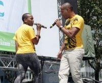 'Aladdin' and 'The Lion King' cast have a sing-off in aiport