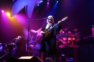 Yes co-founder Chris Squire dies of leukemia at the age of 67