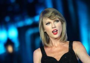 Taylor Swift surprises fans with hand-written thank you notes