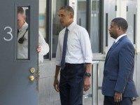 US President Barack Obama, alongside Charles Samuels (R), Bureau of Prisons Director, and Ronald Warlick (L), a correctional officer, looks at a prison cell as he tours a cell block at the El Reno Federal Correctional Institution in El Reno, Oklahoma, July 16, 2015. Obama is the first sitting US President to visit a federal prison, in a push to reform one of the most expensive and crowded prison systems in the world. AFP PHOTO / SAUL LOEB