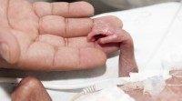 premature-baby-hand-672x372