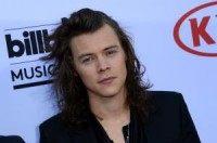 Harry Styles suffers major slip and fall during One Direction concert