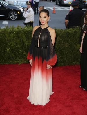 Olivia Munn credits hypnotist, Aaron Rodgers with fitness inspiration