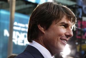 Tom Cruise sings the night away in lip-sync battle