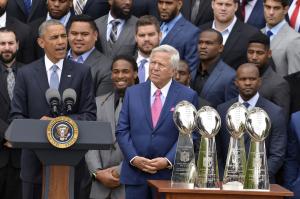 Patriots owner Robert Kraft 'unequivocally' supports Tom Brady, apologizes to fans