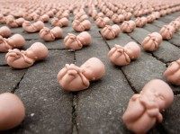 DEMONSTRATIE TEGEN ABORTUSKLINIEK NAAST KERK