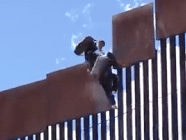 Video Watch Cartel Smugglers Scale Border Fence With Drugs