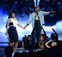 Nicki Minaj sparks pregnancy rumors at concert