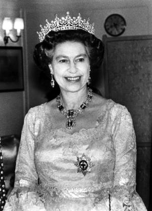 Buckingham Palace shares 2 vintage photos of Queen Elizabeth