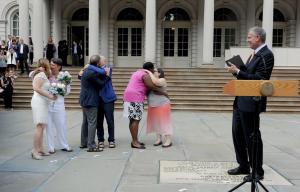 Kentucky clerk defies order to issue same-sex marriage licenses