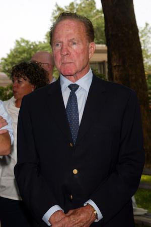 Football, broadcasting legend Frank Gifford dies at 84