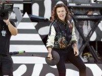 Harry Styles takes dive during 1D concert