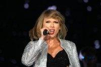 Taylor Swift brings Selena Gomez, Justin Timberlake and Lisa Kudrow on stage