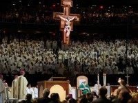 A standing ovation for Pope Francis as he celebrates Mass at Madison Square Garden September 25, 2015 in New York. AFP PHOTO/DON EMMERT (Photo credit should read