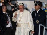 Pope Francis waves before departing Philadelphia on September 27, 2015 at the end of his six-day visit to the US. AFP PHOTO / NICHOLAS KAMM (Photo credit should read