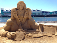 Bruce Jender sand sculpture (Dane / Twitter)