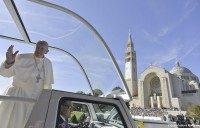 Pope Francis Met Secretly With Kim Davis, Offered His Support and Prayers