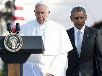 Barack Obama and Pope Francis during an arrival ceremony on the South Lawn of the White House in Washington, DC, September 23, 2015. More than 15,000 people packed the South Lawn for a full ceremonial welcome on Pope Francis' historic maiden visit to the United States. AFP PHOTO / JIM WATSON (Photo credit should read