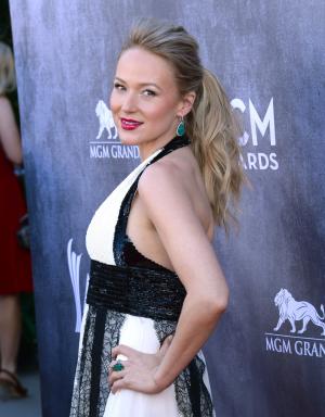 Jewel details her past romance with Sean Penn