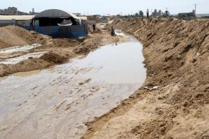 Egyptian army pumps water to destroy smuggling tunnels into Gaza Strip