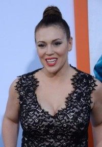 Alyssa Milano defends new breastfeeding photo